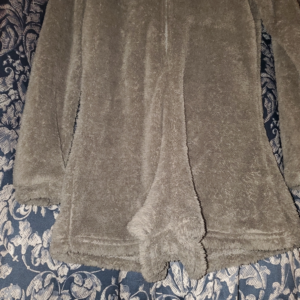 Medium, long sleeve onesie.